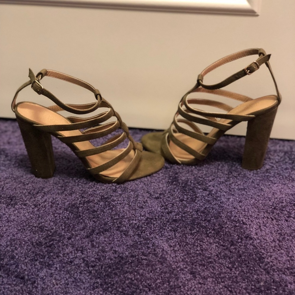 Size 8 army green heels